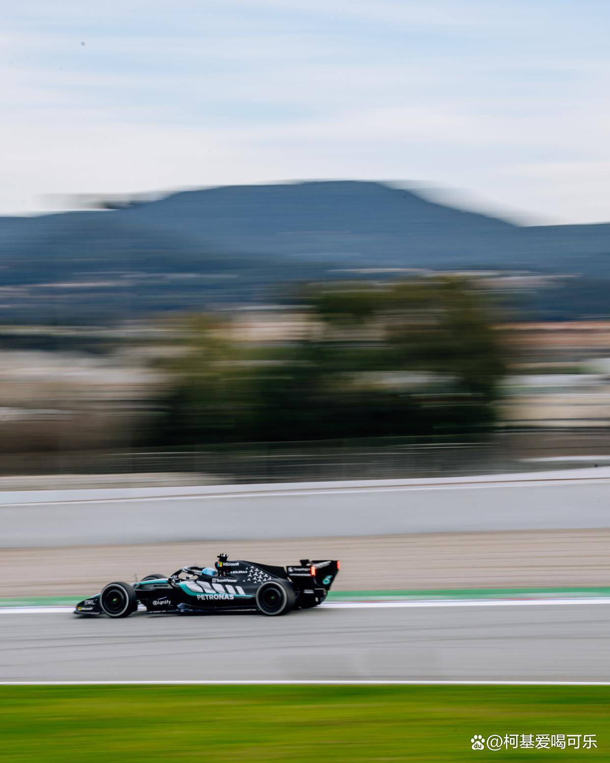 迈凯伦横扫梅赛德斯，拉塞尔高光表现